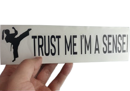 Naklejka Trust Me I'm A Sensei z sylwetką kobiety
