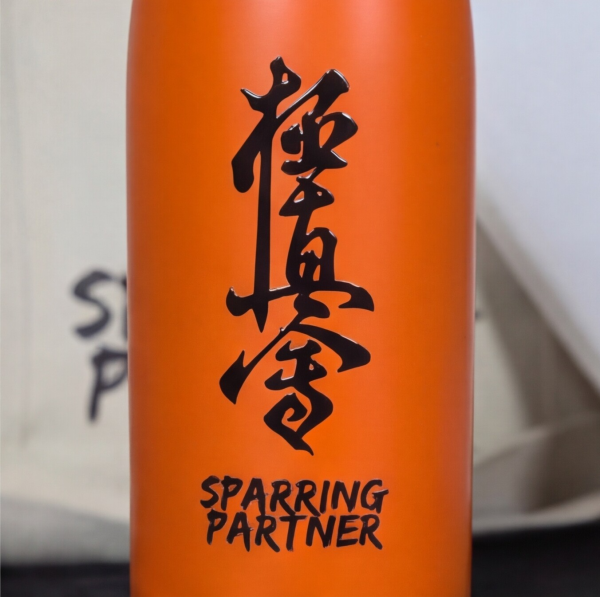 6ixqnt1wrc-freepik__generate-9-different-angles-of-this-image-tile-6__59336.png Butelka Karate Kanji - Pomarańczowa Stal