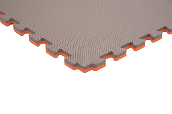 jtjercxspm-matapomaranczowoszara100x1002cm8.png Tatami puzzlowe EVA 2 cm – szaro-pomarańczowe, 100 × 100 cm